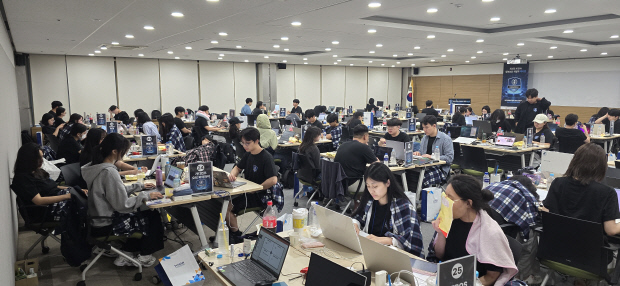 '2024 제2회 KISIA 정보보호 개발자 해커톤'이 지난 20일부터 양일간 서울 양재 aT센터에서 열렸다. 해커톤 참가자들이 실력을 겨루고 있다.  KISIA 제공